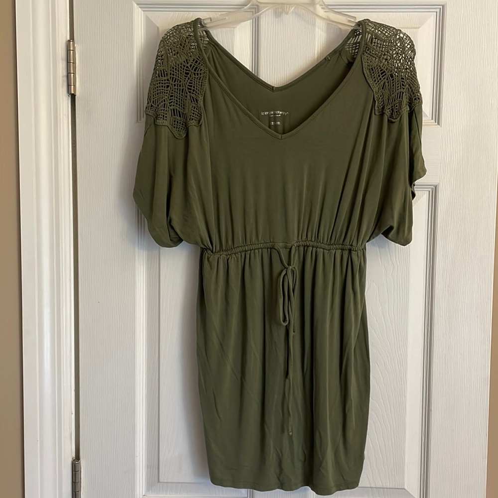 Olive green maternity tshirt with crochet detail sleeves